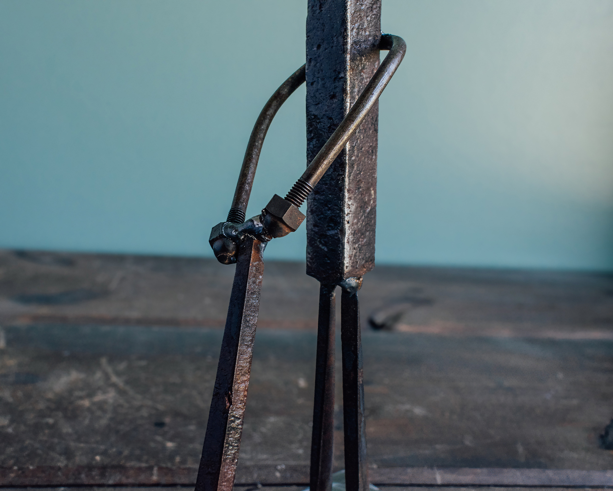 Close-up of welded arm and club detail on a reclaimed steel golfer sculpture.